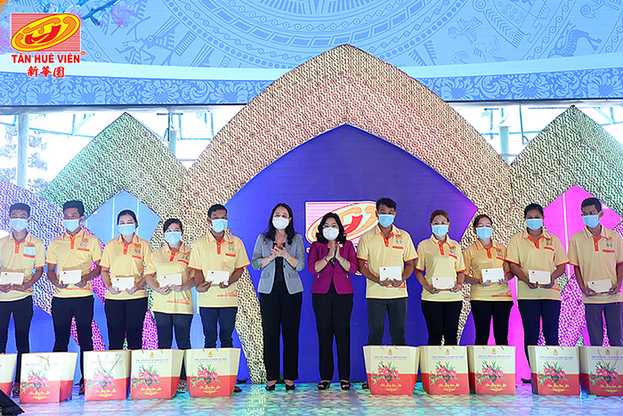 Phó Chủ tịch nước thăm hỏi, trao quà Tết cho công nhân viên lao động nhân dịp Tết Nhâm Dần 2022