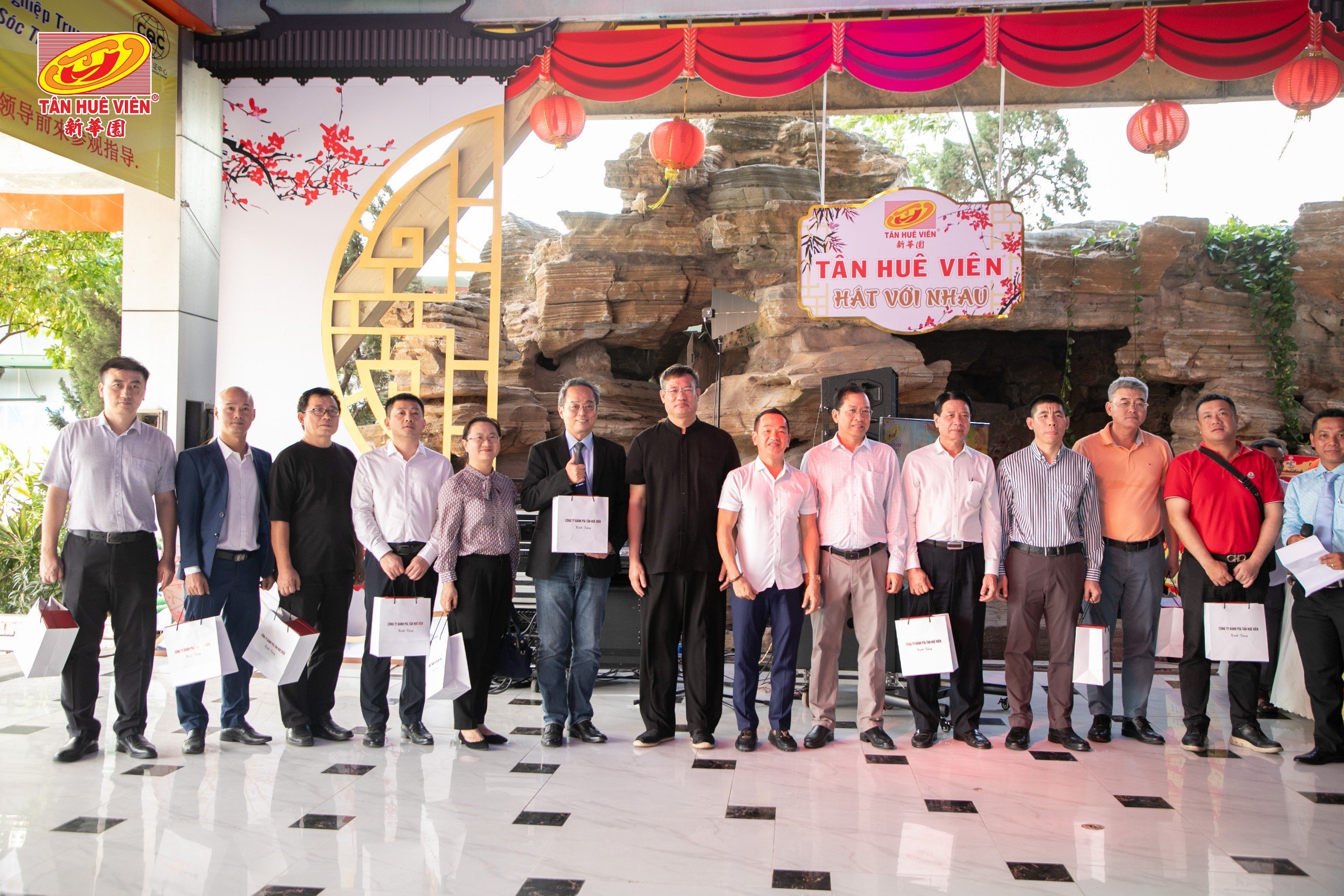 TỔNG LÃNH SỰ TRUNG QUỐC CÙNG ĐOÀN DOANH NGHIỆP ĐẾN THĂM TÂN HUÊ VIÊN