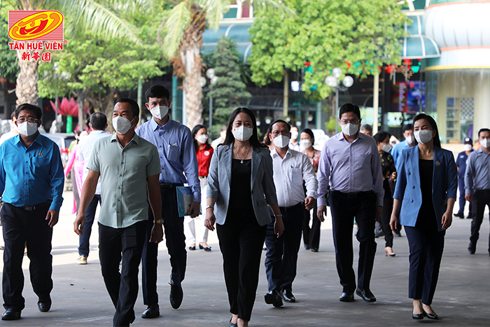 Phó chủ tịch nước cùng với Đoàn công tác tham quan dây chuyền sản xuất bánh Pía Tân Huê Viên