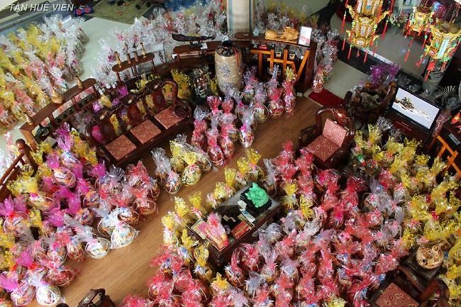 01/2/2016: Tân Huê Viên cùng đón tết với bà con