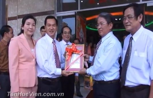 Đoàn đại biểu cấp cao tỉnh Khăm - Muộn Lào ghé thăm Tân Huê Viên