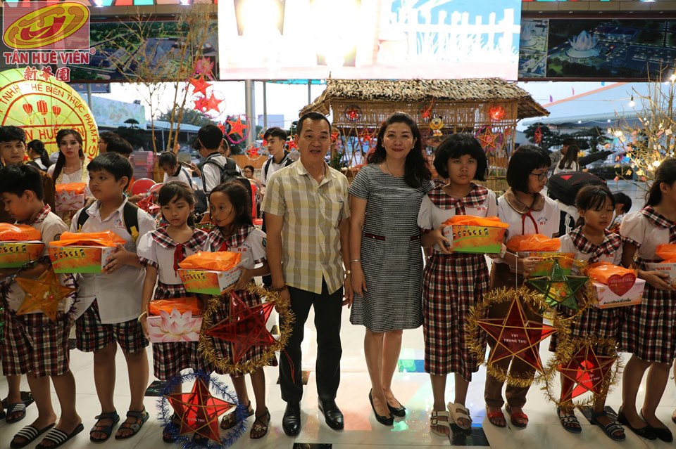 Tân Huê Viên trao 350 phần quà trung thu cho học sinh